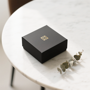 กล่องของขวัญแบบแข็งสองชิ้นพิมพ์โลโก้ตามสั่ง ดีไซน์หรูหราทันสมัย พิมพ์สี 4 สี สำหรับบรรจุภัณฑ์เครื่องประดับและนาฬิการะดับไฮเอนด์ - Product Image 1