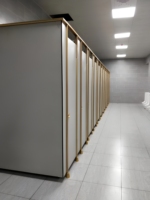 Cloison de toilette compacte moderne en stratifié imperméable pour hôtel, avec un design durable et écologique pour salle de bain et vestiaire