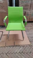 Chaise de bureau ergonomique moderne en cuir PU, dossier mi-haut, réglable, avec base chromée et roulettes, idéale pour salle de sport, école, réception
