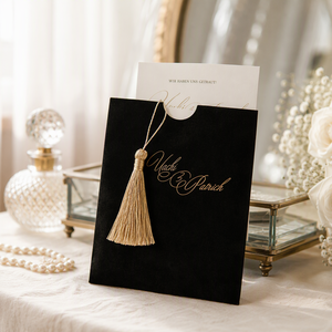 Invitación de Boda Elegante con Sobre de Terciopelo Negro, Monograma Personalizado en Dorado, Juego de Papelería con Borlas de Seda, Venta al Por Mayor - Product Image 2