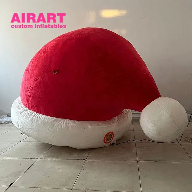 Topi Santa tiup raksasa digantung di rumah dekorasi Natal tiup