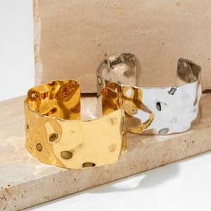 새로운 트렌디 한 과장된 와이드 스테인레스 스틸 팔찌 팔찌 커프 오픈 청키 해머 골드 도금 팔찌 여성용 - Product Image 4