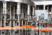 6000bph Oranje Mango Vruchtensap Plastic Bottelen Wasvulling Doppen Etikettering En Verpakkingsmachine