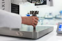 Le Zeiss Axio Imager Vario est utilisé pour l'analyse des matériaux, et son design à pilier vous permet de détecter des échantillons de grande taille.