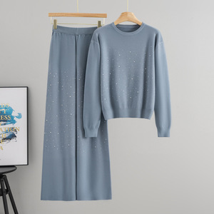 Ensemble tricoté gris premium pour femme, pull texturé côtelé uni avec détails strass, pantalon ample élégant style Old Money - Product Image 1