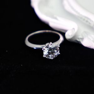 Anel Clássico Simples em Ouro 18K e Diamante de Laboratório de 2 Quilates com Corte Redondo IGI GIA Joia de Luxo para Festas e Casamentos - Product Image 1