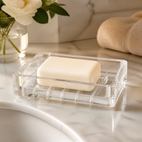 Porte-savon en acrylique personnalisé transparent avec fentes de drainage, pieds surélevés et espace pour logo, idéal pour hôtel, spa, coffret cadeau