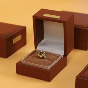 Boîte à bijoux carrée en velours, personnalisable avec logo, pour collier et bracelet, boîte à bagues en cuir marron sécurisée, vente en gros par l'usine SIFOO. - Product Image 2