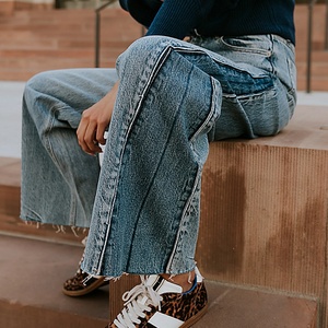 Jean baggy en denim pour femme, taille mi-haute, coupe large, délavé bleu contrastant, avec logo personnalisé du fabricant - Product Image 3