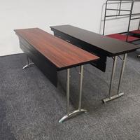 Table de formation pliante rectangulaire avec structure en acier laminé, durable, moderne, pour conférences, hôtels et banquets