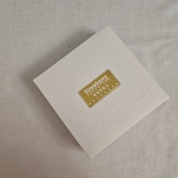 Boîte à gâteau carrée en papier kraft blanc avec couvercle blanc et doré, emballage haut de gamme en plastique pour pâtisserie