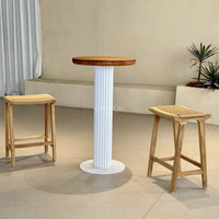 Tabourets de bar d'extérieur en bois avec sièges et repose-pieds tressés pour terrasse
