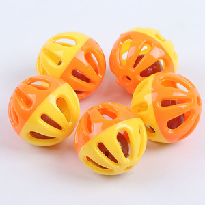 Pelota Hueca de Dos Colores con Sonido para Mascotas, Juguete Redondo de Plástico para Gatos, Perros, Hámsteres, Chinchillas, Sonido Interior, 3.5 cm de Diámetro - Product Image 3