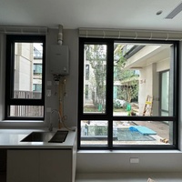 Grande fenêtre à battant en alliage d'aluminium avec cadre renforcé à nervures, design moderne pour murs extérieurs de villas et salles de bain