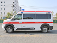 Ambulance médicale SINOTRUK Pioneer V à transmission manuelle, empattement moyen, toit moyen, type de transfert, type de surveillance