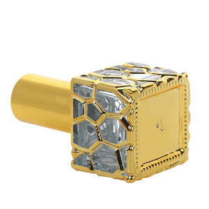 <span class=keywords><strong>Di</strong></span> lusso <span class=keywords><strong>di</strong></span> fascia alta 10ml e 15ml Mini campione bottiglie <span class=keywords><strong>di</strong></span> <span class=keywords><strong>profumo</strong></span> quadrato cubetto d'<span class=keywords><strong>acqua</strong></span> <span class=keywords><strong>di</strong></span> vetro galvanica da viaggio dimensioni superiore della pompa <span class=keywords><strong>di</strong></span> tenuta dello spruzzatore - Product Image 3