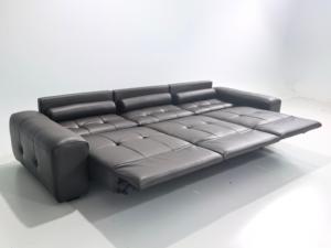 Sofá Moderno de Tres Plazas en Cuero Sintético Negro con Brazos Acolchados y Diseño Acolchado para Sala de Estar - Product Image 5