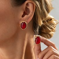 Anting-anting kancing resin oval elegan vintage untuk wanita, bingkai logam bertekstur emas retro, perhiasan telinga akrilik dalam warna merah, hitam, hijau