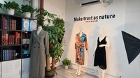 Pantalon évasé personnalisé OEM vert forêt, minimaliste, en crêpe respirant, avec bas évasé, poches plaquées rétro, en fibres recyclées, taille haute