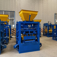 Machine de formage automatique de blocs de ciment à commande PLC économique avec pompe et boîte de vitesses pour la production de briques de pavé creuses en béton
