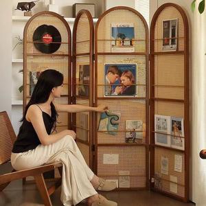Biombo plegable de ratán estilo retro con estantes para sala de estar, dormitorio, entrada, divisor de ambientes - Product Image 1
