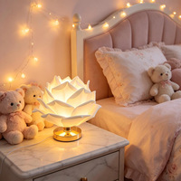 Lampe de table esthétique en forme de rose, lumière LED rose et blanche romantique pour la décoration de la chambre à coucher, cadeau de mariage ou de la Saint-Valentin