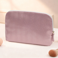 Trousse de Toilette Demi-Lune Luxe Discret en Cuir Vegan Motif Chevrons avec Doublure Léopard pour Femme – Essentiels de Voyage et Vacances Personnalisables