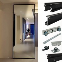 Porte coulissante dissimulée avec cadre en aluminium et panneau vitré, système de rail caché pour application intérieure moderne