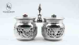Juego de recipientes dobles para especias de plata vintage con diseño floral en relieve y asa decorativa para una decoración elegante de la cocina. - Product Image 2