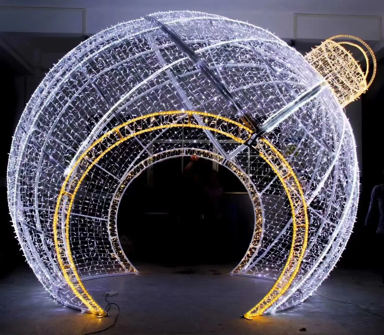 屋外防水クリスマス3dLedモチーフ照明付きワイヤーフレーム手作りの巨大な装飾巨大なアーチボールライトショッピングモール用