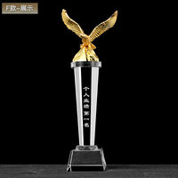 YZ Direct Sales Trophée en cristal personnalisé design spécial trophée en cristal et métal en forme d'aigle plaque de verre en cristal