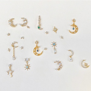 Pendientes de botón de oro de 18 quilates con diseño de estrella y luna de cobre y diamantes, aretes de lujo modernos para mujer, regalo de joyería de moda - Product Image 1