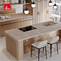 Meuble de cuisine en chêne avec placage en bois naturel, panneaux en cannage, quincaillerie en laiton, style moderne et luxueux de la marque Alland Group, pour cuisine ouverte