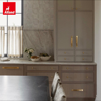 Armoire de cuisine sur mesure en chêne blanc scié Allandgroup, design moderne, avec placage perlé, évier intégré et tiroir coulissant
