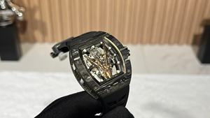 Montre pour homme de haute qualité dorée avec un design ajouré, boîtier en fibre de carbone, bracelet en silicone, résistante à l'eau, mouvement mécanique automatique - Product Image 2