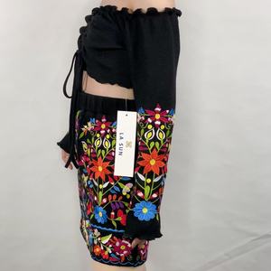 ชุดเซ็ตไหมพรมสำหรับผู้หญิง ดีไซน์ใหม่จากโรงงาน ประกอบด้วยเสื้อครอปแต่งระบายด้านหน้า และกระโปรงมินิปักลายดอกไม้ เหมาะสำหรับฤดูร้อน - Product Image 6