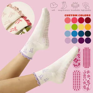 Chaussettes de yoga OEM très élastiques et mignonnes pour filles – Chaussettes athlétiques antidérapantes en silicone, longueur mi-mollet pour le Pilates - Product Image 2