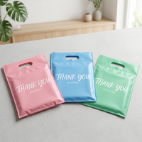 Sacs shopping personnalisés en plastique LDPE avec poignée découpée et logo, sacs en plastique avec poignée et logo personnalisé pour magasins de vêtements et de chaussures
