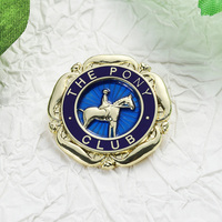 Broche de créateur plaquée or avec logo émaillé en alliage de zinc, broches de luxe pour femmes avec carte de sélection