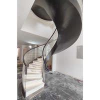 Escaliers en spirale modernes, personnalisés, courbes, tournants, artistiques, commerciaux, pour villa, hôtel, club, avec main courante en verre et marches en marbre