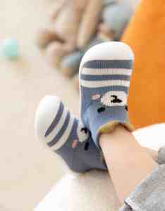 Chaussons bébé en tricot rayé rose pâle avec bordure moutarde, avec languette de traction, semelle souple et flexible en TPE antidérapante, vente en gros - Product Image 4