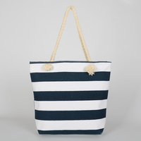 Sac fourre-tout en toile rayée en gros avec logo personnalisé, sangle en corde de coton et pompon, sac de plage disponible en 4 couleurs différentes pour cadeau de vacances