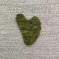 Outil de massage facial en jade en forme de cœur pour lifting et relaxation – Gua Sha Cœur de Cristal