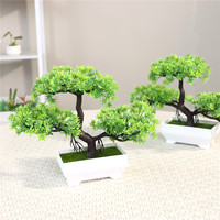 Mini plantes artificielles de pin vert de bonsaï de Offre Spéciale avec des pots en plastique pour la décoration de table