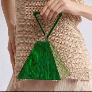 Sac à main pour femme avec chaîne métallique assortie à des pois, sac de soirée moderne pour les voyages et le rangement, style élégant - Product Image 3