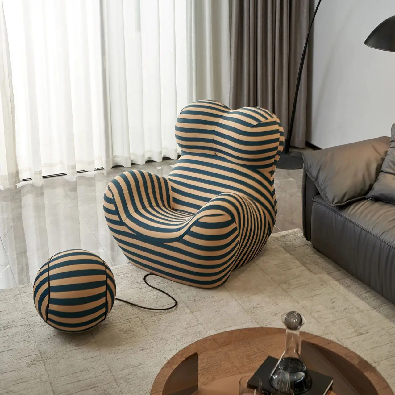 Kursi sofa tunggal minimalis nyaman, desain Italia nyaman ruang tamu kursi santai kain bergaris kursi panjang dengan bola