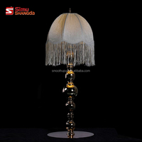 Nouvelle conception de décoration de table pour événements de mariage, centre de table en métal doré avec lampe LED