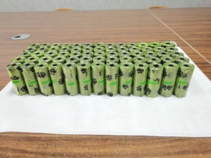 ถุงเก็บมูลสัตว์เลี้ยงแบบดีไซน์ดั้งเดิม ได้รับการรับรองมาตรฐาน BPI 100% ถุงพลาสติกสำหรับขยะสัตว์เลี้ยง ถุงเก็บอุจจาระสุนัขหลากสี ถุงพลาสติกสำหรับขยะสัตว์เลี้ยงและอุจจาระสุนัข - Product Image 1