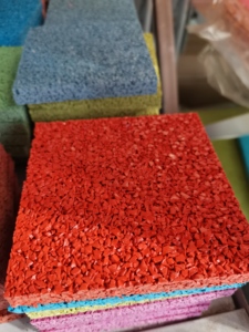 Granulés <span class=keywords><strong>de</strong></span> caoutchouc SBR EPDM écologiques, sans odeur, non toxiques, les plus récents <span class=keywords><strong>de</strong></span> l'usine, pour le gazon artificiel <span class=keywords><strong>de</strong></span> football - Product Image 2