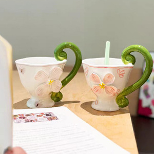 Tasse en céramique peinte à la main avec motif floral, poignée en forme <span class=keywords><strong>de</strong></span> vigne verte à fleurs <span class=keywords><strong>de</strong></span> cerisier en relief, style esthétique frais, vaisselle. - Product Image 5